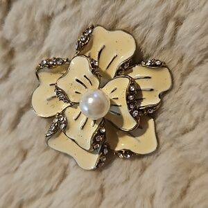 #0144 Park Lane?? Cream/white enamel flower pendant